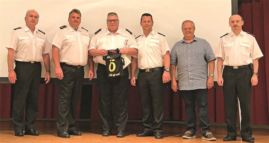 Thomas Meinecke (3. v.li.) wird für 40 Jahre aktiven Feuerwehrdienst geehrt, v. links gratulieren der stv. Kreisbrandmeister Manfred Wankmüller, Kommandant Jochen Hörnle, rechts von Thomas Meinecke der stv. Kommandant Benjamin Kolb, Bürgermeister Werner Henle und Markus Haberstroh, Vorsitzender des Feuerwehrverbands Enzkreis. Foto: privat