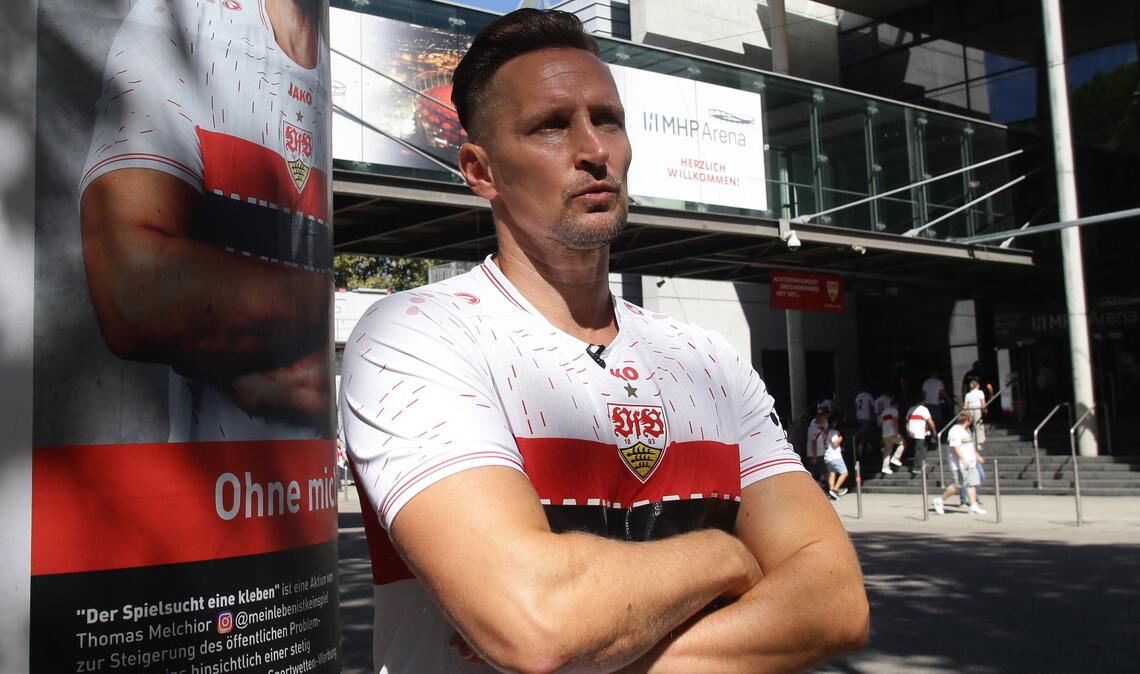Thomas Melchior im Jahr 2023 vor der Stuttgarter Arena im VfB-Trikot. Inzwischen ist er mit Trikots der größten Rivalen vor deutschen Stadien unterwegs.