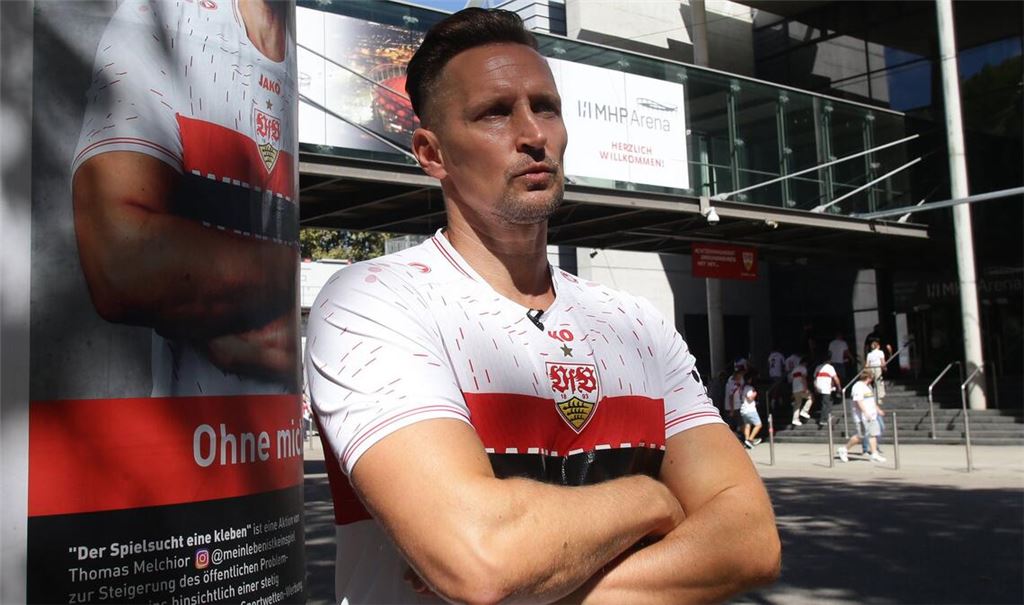 Thomas Melchior im Jahr 2023 vor der Stuttgarter Arena im VfB-Trikot. Inzwischen ist er mit Trikots der größten Rivalen vor deutschen Stadien unterwegs.