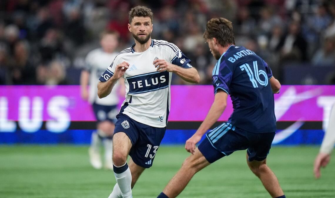 Thomas Müller (l) gehört zu den Spielern mit den höchsten Jahresgehältern in der MLS. (Archivbild)