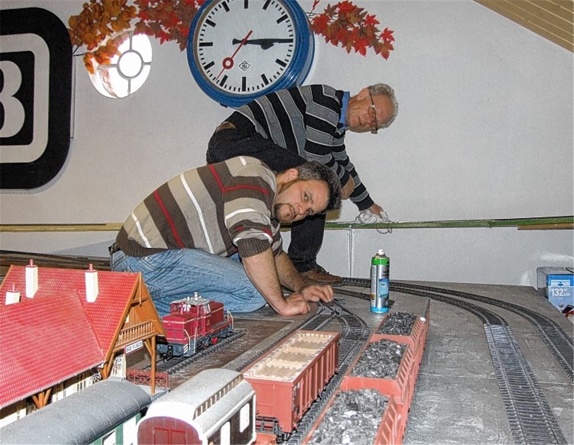 Thomas Örtle (vorne) und Martin Böhringer bereiten die Spur-1-Anlage vor.