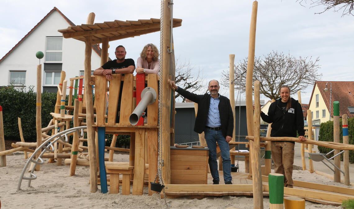 Thomas Renner (vli.), Inga Gallob, Armin Dauner und Lisa Taut freuen sich über den neuen Spielplatz und seine inklusiven Elemente an der Danziger Straße. Foto: Steigleder