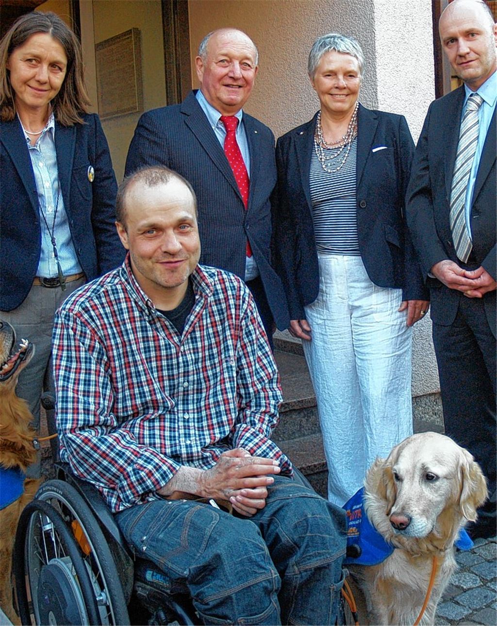 Thomas Riehl und seine Golden-Retriever-Hündin Kate sind ein starkes Team. Darüber freuen sich auch (v.li.) Hundeausbilderin Tatjana Kreidler, Wolf-Dieter Weschler, Präsident des Rotary Clubs Mühlacker-Enzkreis, Governor Sabine Weitbrecht und Rotarier Markus Roos. Fotos: Filitz