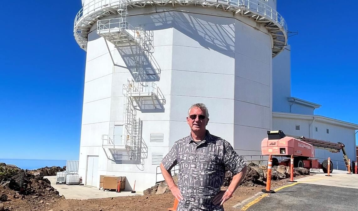 Thomas Rimmele vor dem Teleskop