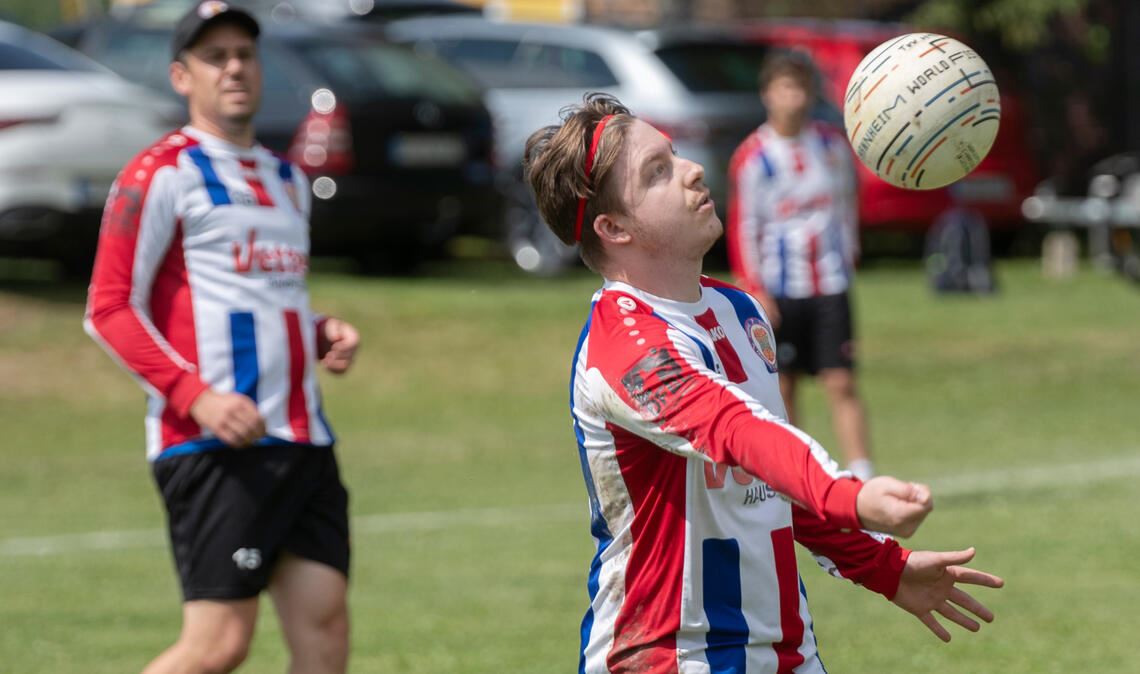 Thomas Runchina (vorne) und das Ötisheimer Faustball-Team punkten mit mannschaftlicher Geschlossenheit.