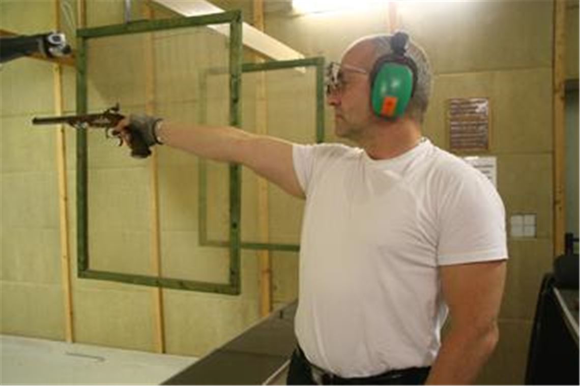 Thomas Schulz aus Schützingen schießt beim KKSV Illingen mit historischen Schusswaffen. Im August 2011 tritt er bei den Europameisterschaften der Vorderlader-Schützen an.  Fotos: Eigner
