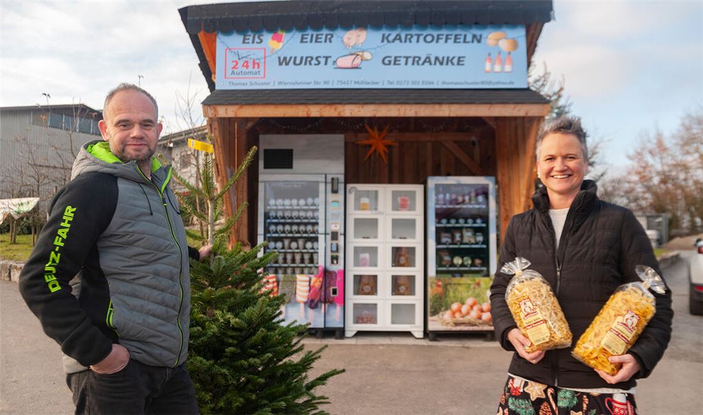 Thomas Schuster und Sandra Linz bieten mit ihren Lebensmittelautomaten 24-Stunden-Einkaufen. Foto: Fotomoment