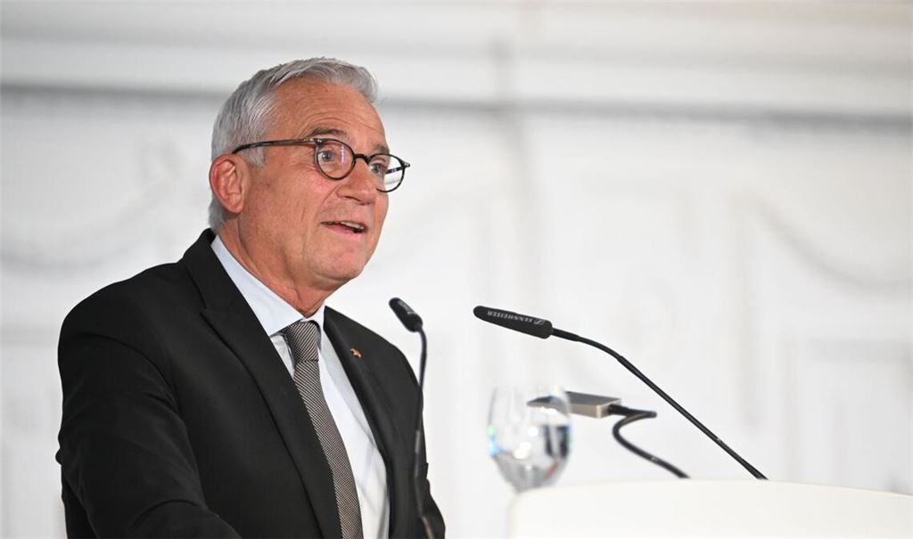 Thomas Strobl lobt redend das Schweigen bei der offiziellen Verabschiedung von Ministerpräsident Winfried Kretschmann.