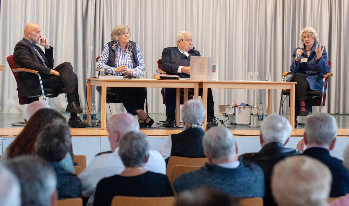 Thomas Voigt, Anja Silja, Hans A. Hey und Christine Cerletti (v.li.) bilden bei der Matinee das Podium. Foto: Fotomoment