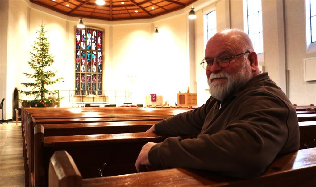 Thomas Weixler blickt auf ein erfülltes Berufsleben in der Mühlacker Pauluskirche zurück. Er habe als Mesner viele Freiheiten gehabt und sei auf das erarbeitete Vertrauen der Gemeinde ihm gegenüber stolz. Fotos: Steigleder