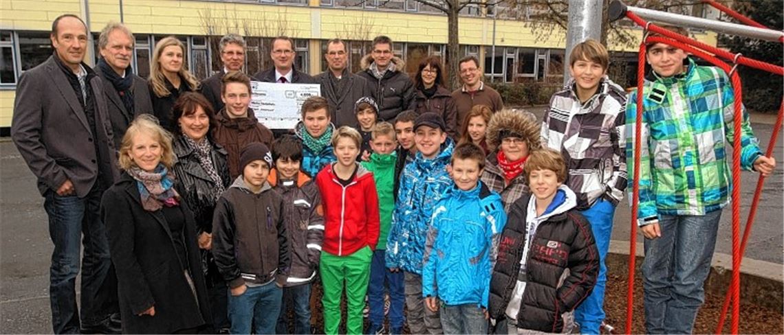 Thomas Wilhelm (Vertriebsleiter Stadtwerke Mühlacker), Geschäftsführer Jürgen Meeh, Bettina Morlok von der Südwestdeutschen Stromhandels GmbH, Schulleiter Dr. Hans-Joachim Blum, Christian Köhler (Südwestdeutsche Stromhandels GmbH), OB Frank Schneider und Elternbeiratsvorsitzendem Thomas Maisel (hinten, v. li.) liegt die Neugestaltung des Schulhofs am Herzen.