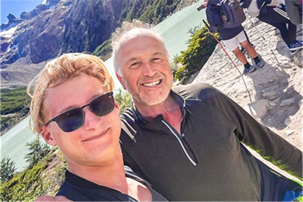 Thomas (re.) und Malte Stüber vor der Heimfahrt in Ushuaia in Feuerland. Der Rückweg führt die Radler unter anderem durch Marseille in Frankreich (rechtes Foto). Fotos: privat