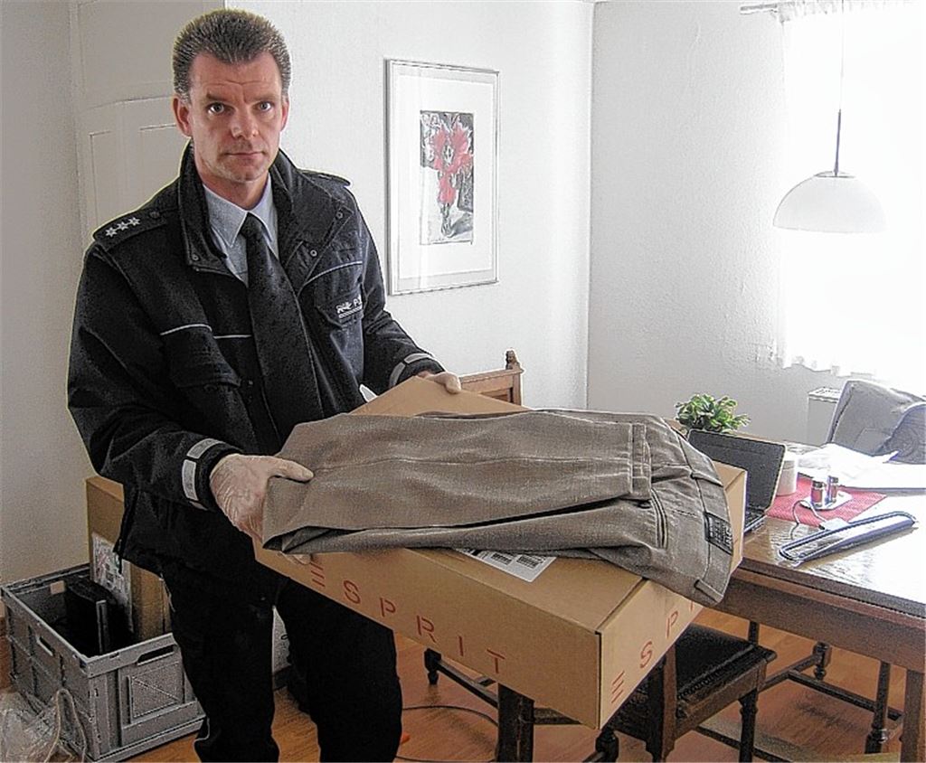 Thorsten Berg, Leiter des Polizeipostens Illingen, beschlagnahmt Pakete, die der Betrüger im Internet bestellt hat. Foto: Franz