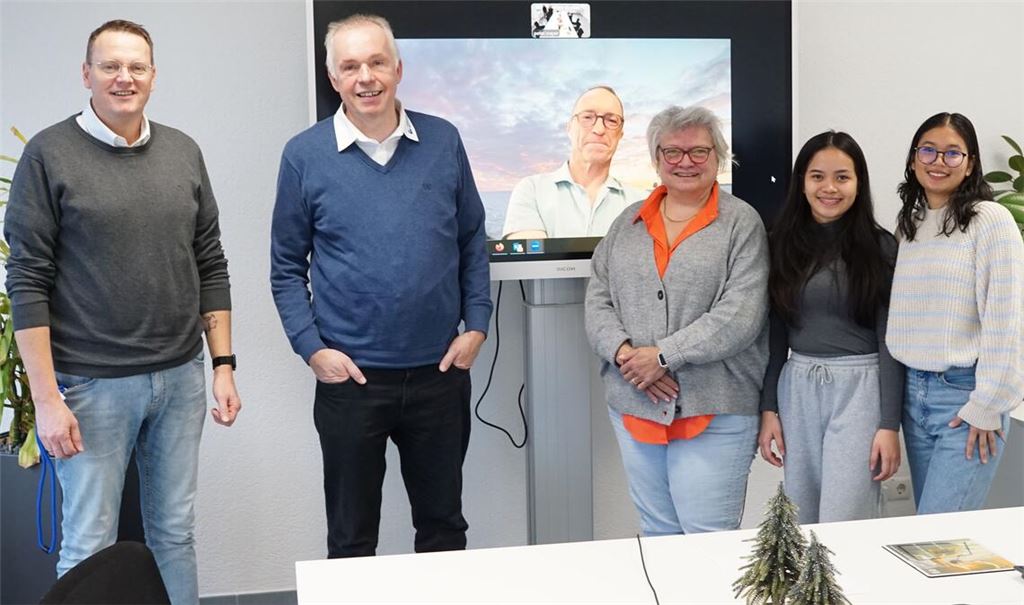 Thorsten Graumann, stellvertretender Vorsitzender des Sozialwerks Bethesda (v.li.), Peter Mayer, Vorstandsvorsitzender, auf dem Bildschirm Dr. Wiek von Wiek C&C Experts, Jasminka Keck, Ausbildungskoordinatorin, und zwei philippinische Auszubildende Christina Marie Gonzales und Sweitzerdean Ramos. Foto: Bastian