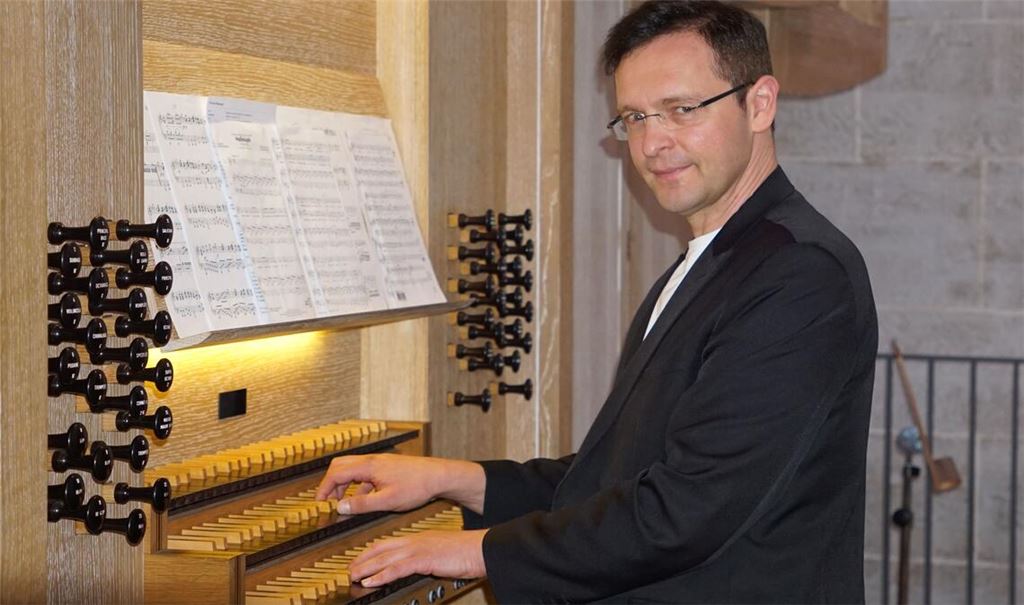 Thorsten Hülsemann an der Grenzing-Orgel in der Klosterkirche Maulbronn. Foto: Bastian