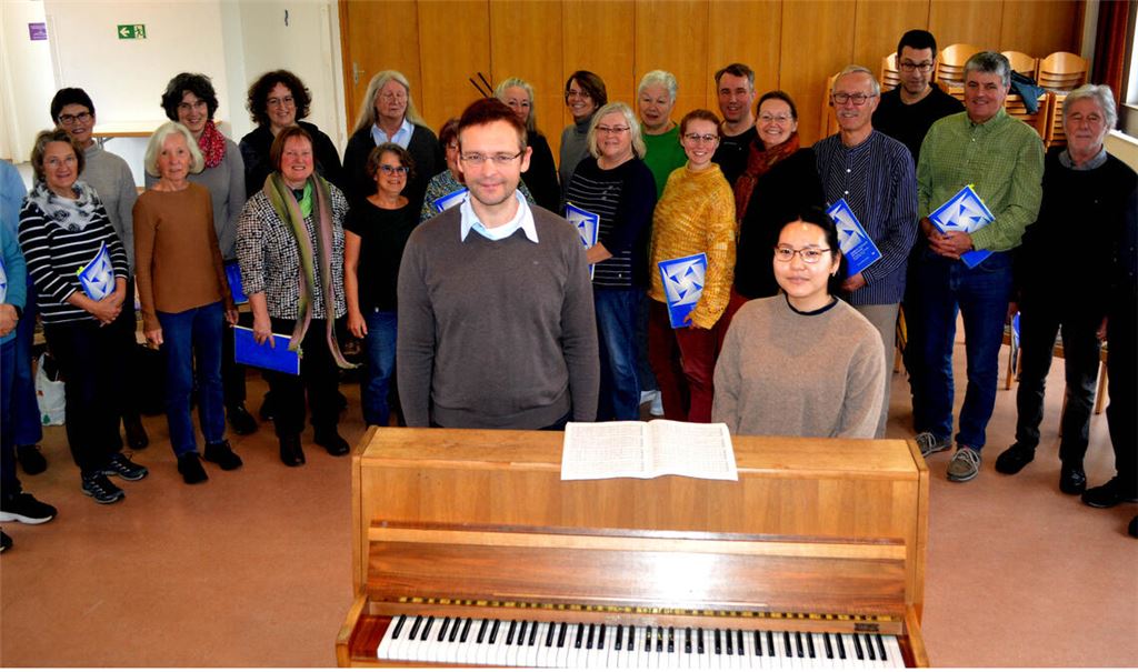 Thorsten Hülsemann und Maki Müller (vorne) haben übergangsweise die Leitung des Illinger Kirchenchors übernommen. Foto: Stahlfeld