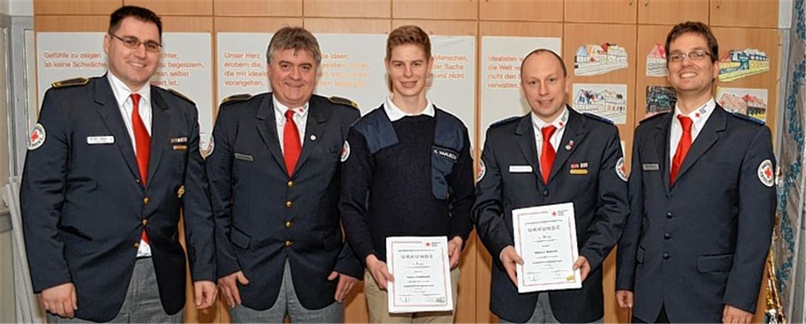 Thorsten Lansche von der Kreisbereitschaftsleitung zeichnet Wolfgang Haalboom, Heiko Haalboom und Markus Mannuß (v. li.) aus. Rechts stellvertretender Vorsitzender Björn Sämann.