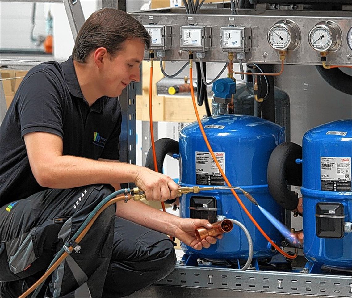Thorsten Treut beim Schweißen von Kupferrohren: Der 19-jährige Azubi zum Mechatroniker für Kältetechnik arbeitet an einer Kühlmaschine, die nach Brasilien verkauft wird. 