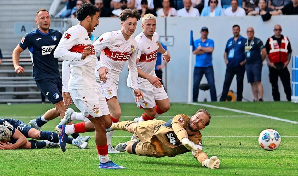 Tiago Tomas (links, weißes Trikot) erzielt den wichtigen Treffer zum 3:3 für den VfB Stuttgart.