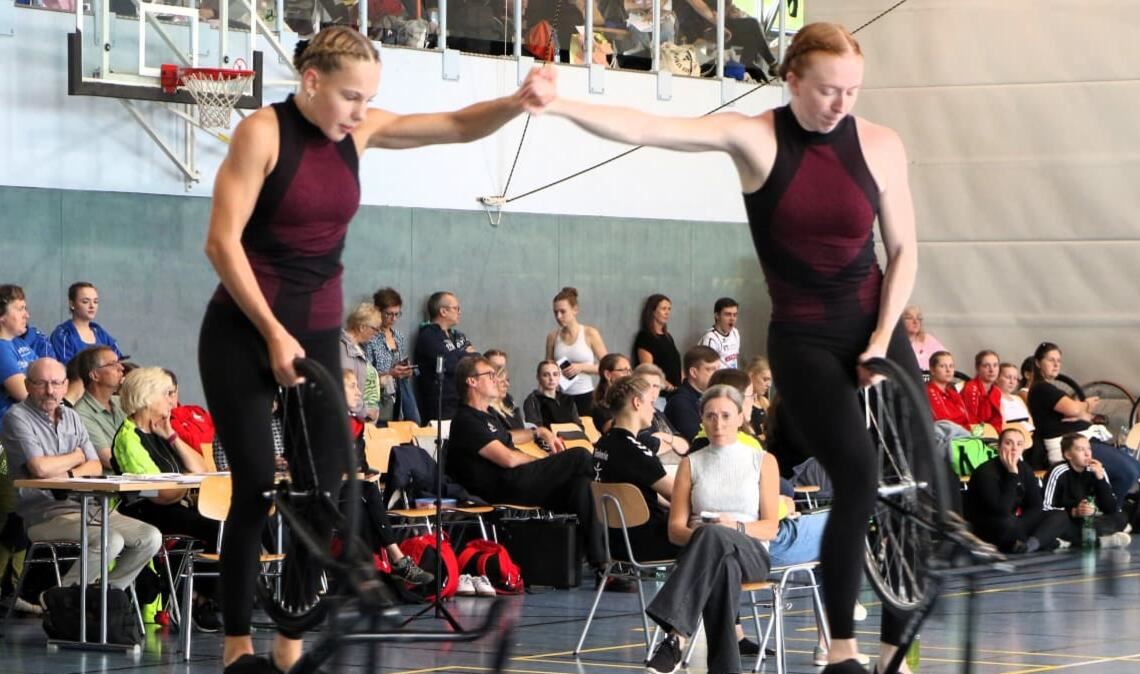 Ticket in der Tasche: Im zweiten Anlauf haben es Nena Lichy und Jessie Hasmüller (v. li.) zur deutschen Meisterschaft geschafft.