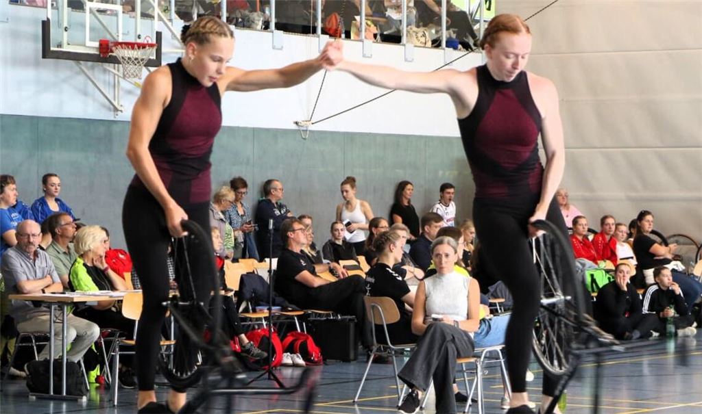 Ticket in der Tasche: Im zweiten Anlauf haben es Nena Lichy und Jessie Hasmüller (v. li.) zur deutschen Meisterschaft geschafft.