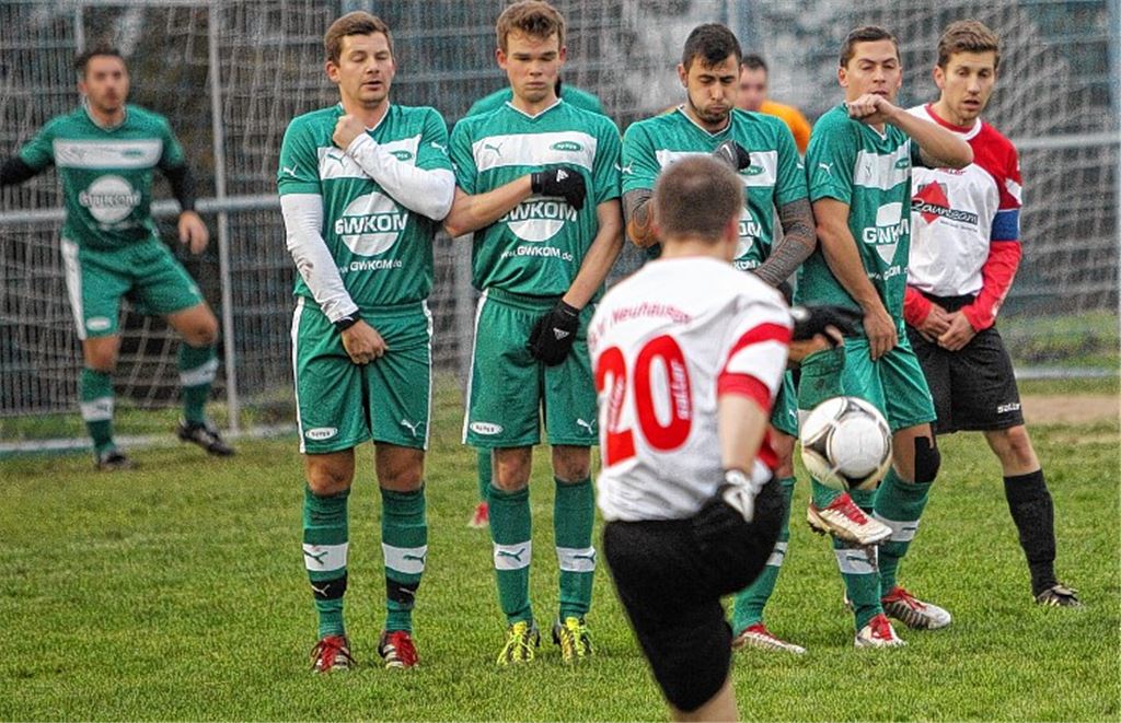 Tief durchatmen: Die Spvgg Zaisersweiher (in Grün) dreht einen Rückstand nach der Pause zum Sieg. Foto: Rubner