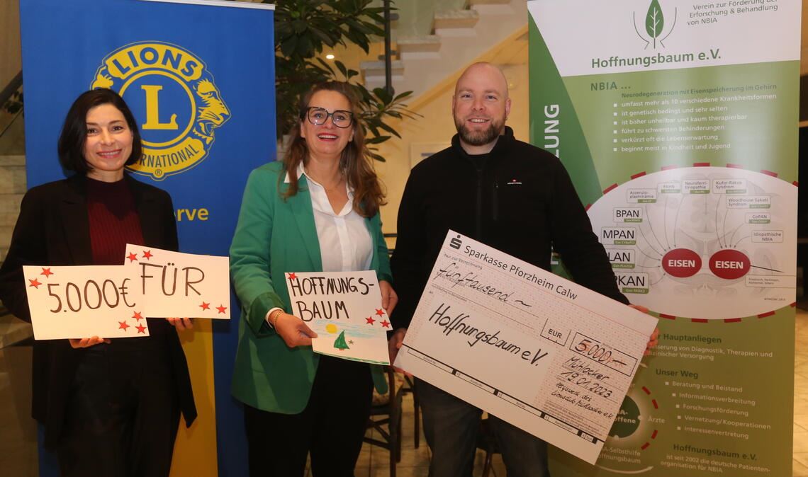 Tiemo Durm mit der Präsidentin des Lions Club Mühlacker, Valerie Wolf (Mitte), und ihrer Stellvertreterin Christiane Sämann. Foto: Wewoda