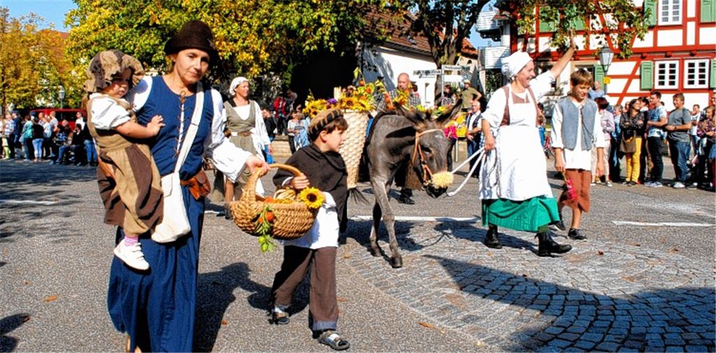 Bunter Umzug begeistert Besucher