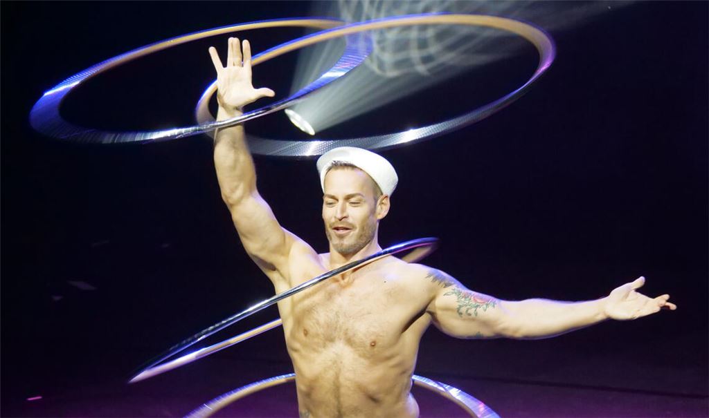 Tigris’ Show mit den Ringen ist eine Hommage an das französische Künstlerpaar Pierre et Giles. Foto: Friedrich