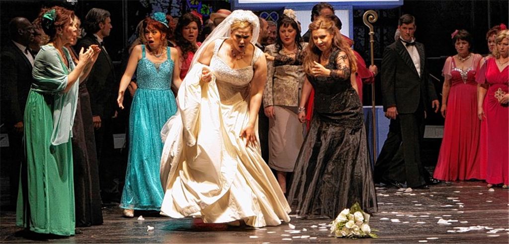 Tiina-Maija Koskela als Elsa im weißen Brautkleid und Anna Agathonos als Ortrud überzeugen sowohl stimmlich als auch darstellerisch. Foto: privat