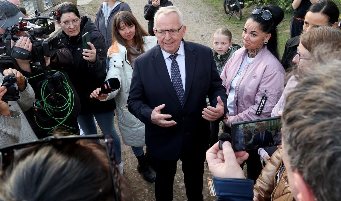 Till Backhaus (SPD), Umweltminister des Landes Mecklenburg-Vorpommern, spricht am Mittwochabend vor Ort auf der Ostseeinsel Poel zu Demonstranten, Aktivisten und Journalisten.