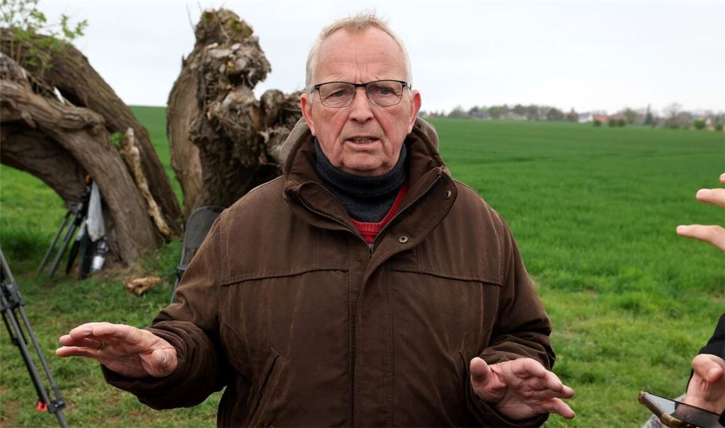 Till Backhaus (SPD), Umweltminister des Landes Mecklenburg-Vorpommern, hat sich in der Nacht mit Experten der Fischereiaufsicht einen Eindruck vom Zustand des Wals verschafft. (Archivbild)