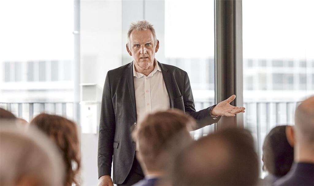 Tilo Stolzke umreißt vor Gästen aus der Automotive-Branche die Chancen in der Medizintechnik. Foto: Keller