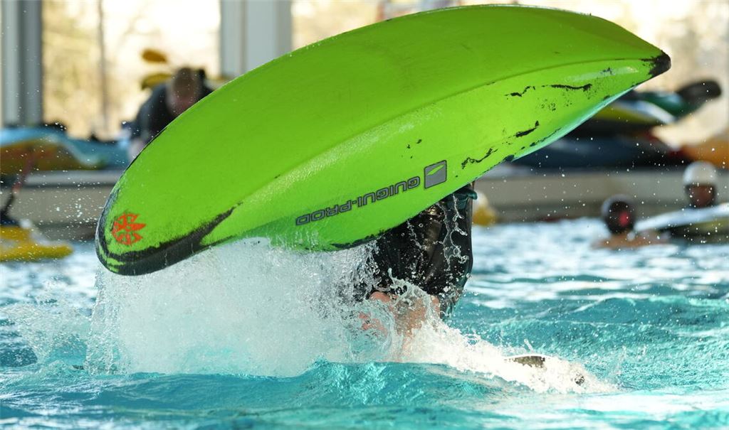 Tim Beck beherrscht sein Kajak und zeigt bei den Indoor-Meisterschaften in Untertürkheim Tricks, bei denen den Zuschauern schwindlig wird. Fotos: privat
