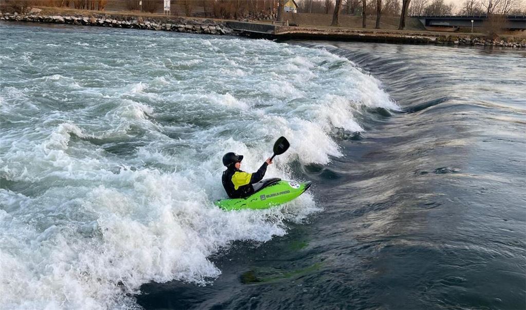 Tim Beck in der Surfwelle im bayrischen Plattling, wo an Pfingsten die Weltmeisterschaft stattfindet.