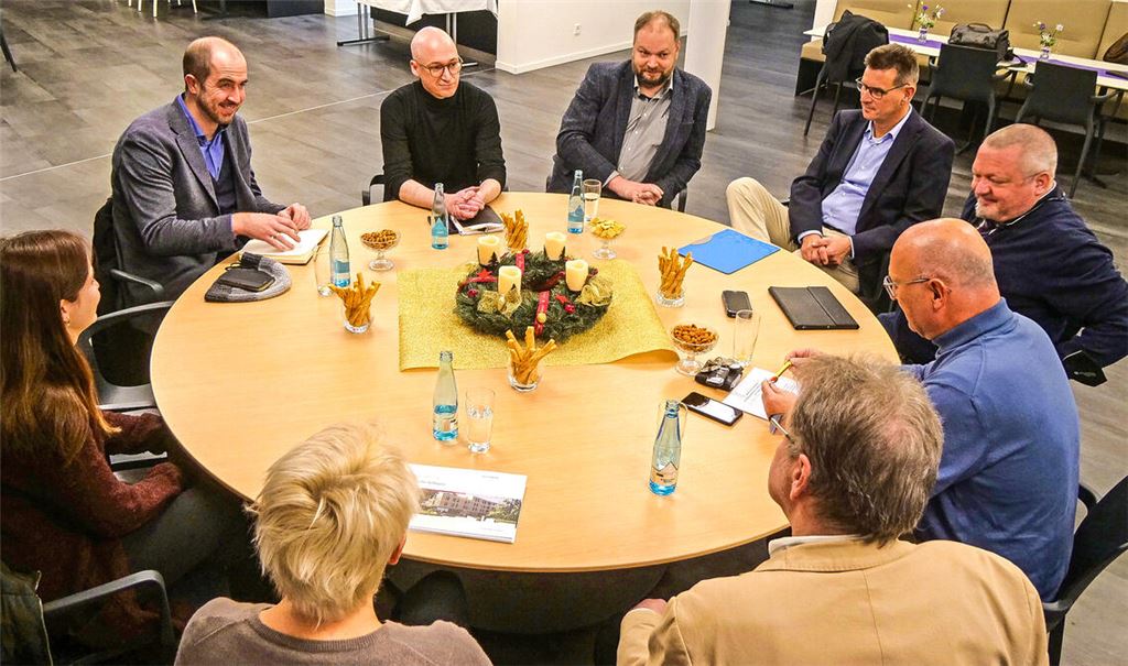 Tim Bückner (li.) will hören, wo in der Sozialwirtschaft der Schuh drückt. Foto: Friedrich