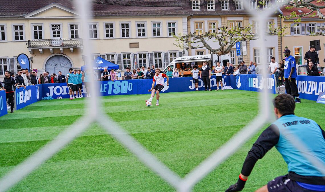 Tim Eier beim erfolgreichen Versuch für die „MS Schulterbrecher“, die ungeschlagen durch das Qualifikationsturnier in Heidelberg marschieren. Fotos: TSG Hoffenheim (2)
