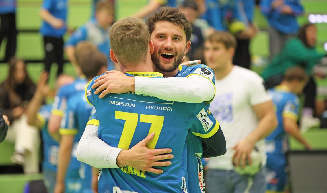 Tim Ganz und Tom Schlögl (re.) liegen sich nach dem Sieg in den Armen. Foto: Müller