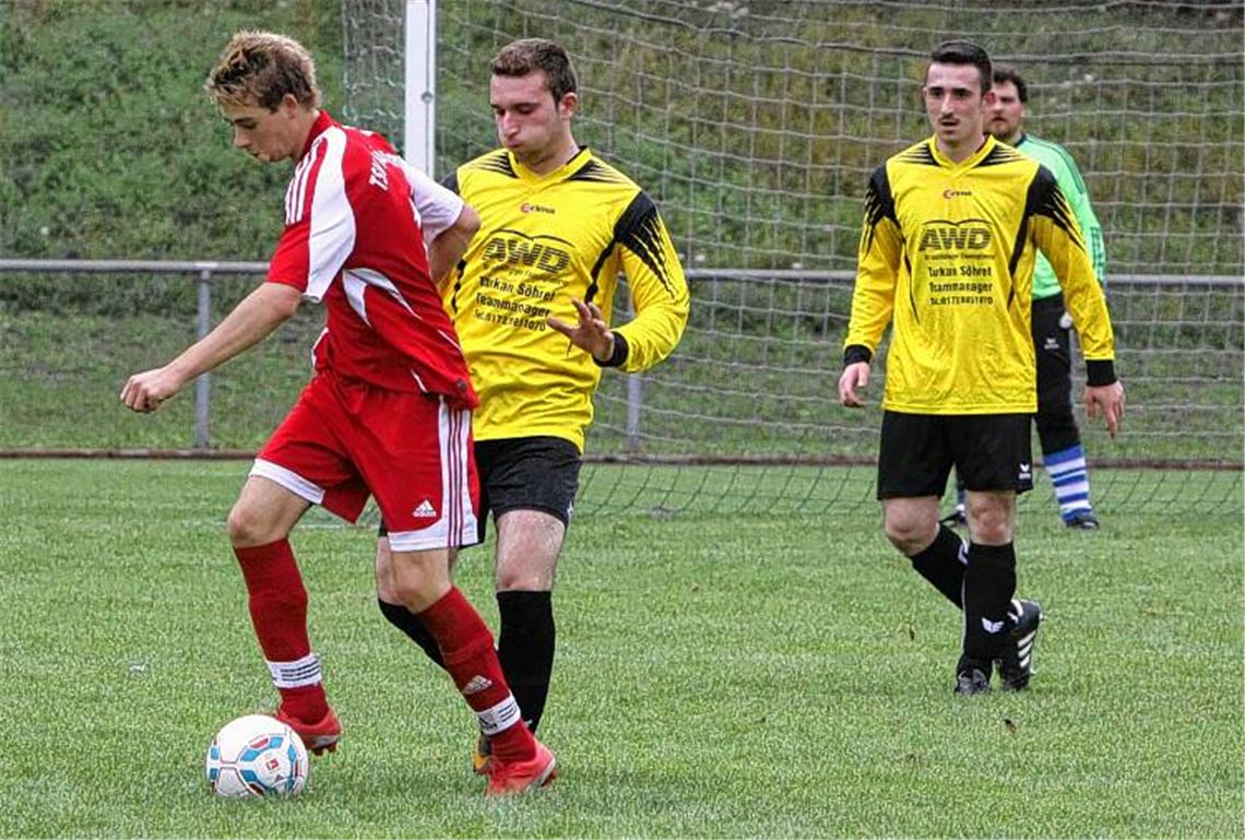 Tim Reinisch (li.) überzeugt für Maulbronn mit einer starken Leistung auf der rechten Außenbahn, einem Treffer und einer Torvorlage.Foto: Eigner