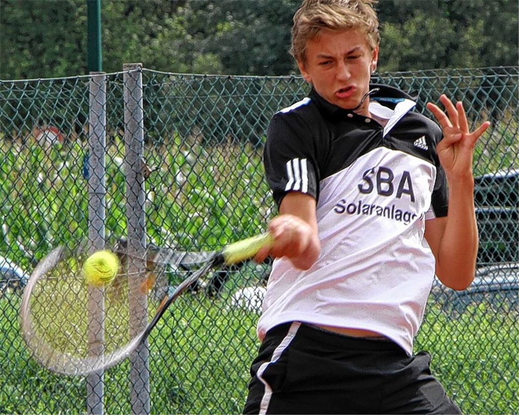Tim Schönebeck schlägt gleich zweifach für den TC Ötisheim die Vorhand: Herrenteam und U18-Junioren sind identisch besetzt.