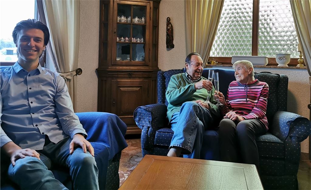 Tim Warzawa (li.) freut sich mit seinen Großelter Erna und Franz Freiding aus Lienzingen, die an diesem Mittwoch ihre diamantene Hochzeit feiern. Foto: privat