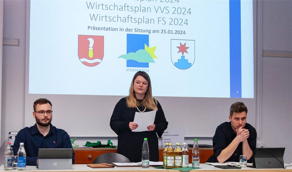 Tim Westermann und Antonia Walch (v.li.) stellen die Haushaltszahlen vor. Foto: Fotomoment