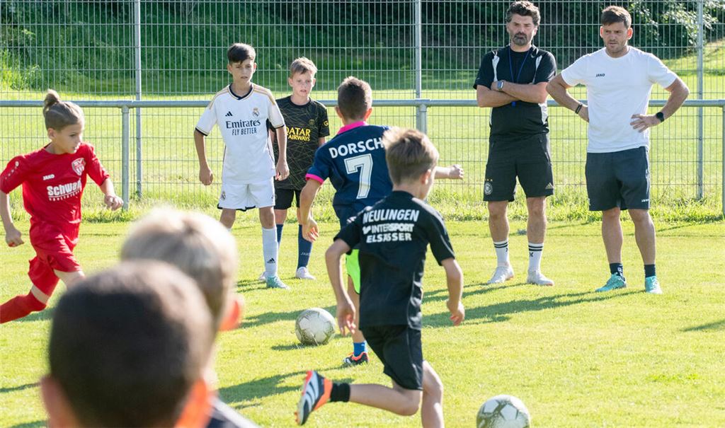 Timm Albrecht und Domenico Lombardo beobachten die Jungs ganz genau.