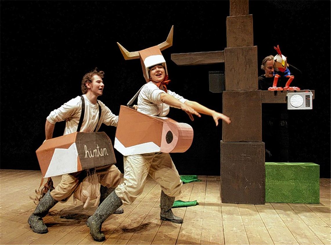 Timo Beyerling (v.li.), Christine Schaller, Raphael Mürle und Chick, der Hahn.