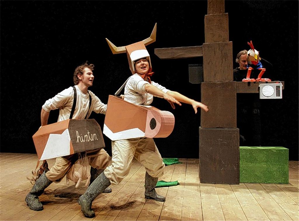 Timo Beyerling (v.li.), Christine Schaller, Raphael Mürle und Chick, der Hahn.