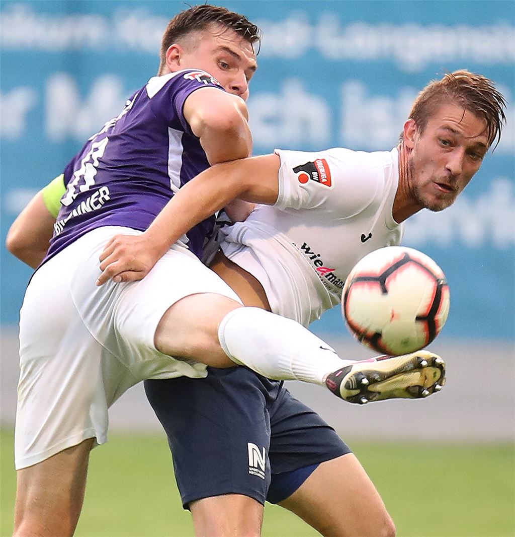 Timo Brenner vom FCN (li.) kämpft mit Alexander Albert um den Ball. Foto: Rubner