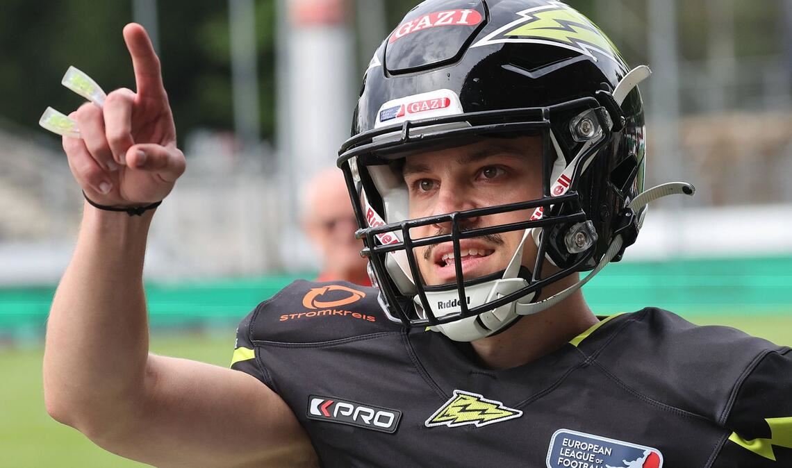 Timo Bronn (26/Kicker): „Es bedeutet mir alles, in meiner Stadt und in dem Stadion zu spielen, in dem ich schon so oft bei VfB-Spielen war. Das ist einfach verrückt.  Wie viele Fans es letztlich in der MHP-Arena werden, ist für mich eher zweitrangig – vor der Familie, Freunden und eigenen Fans spielen zu können, das ist es, was am Ende zählt. Ich weiß gar nicht, wie oft ich schon   in der Cannstatter Kurve war, kann aber sagen: Angesichts der Stimmung im Stadion war es jedes mal ein Top-Erlebnis. Gefühlt werden meine Familie und meine Freunde nun einen halben Block im Stadion besetzen – es ist ein tolles Gefühl, eine so große Unterstützung zu bekommen.“