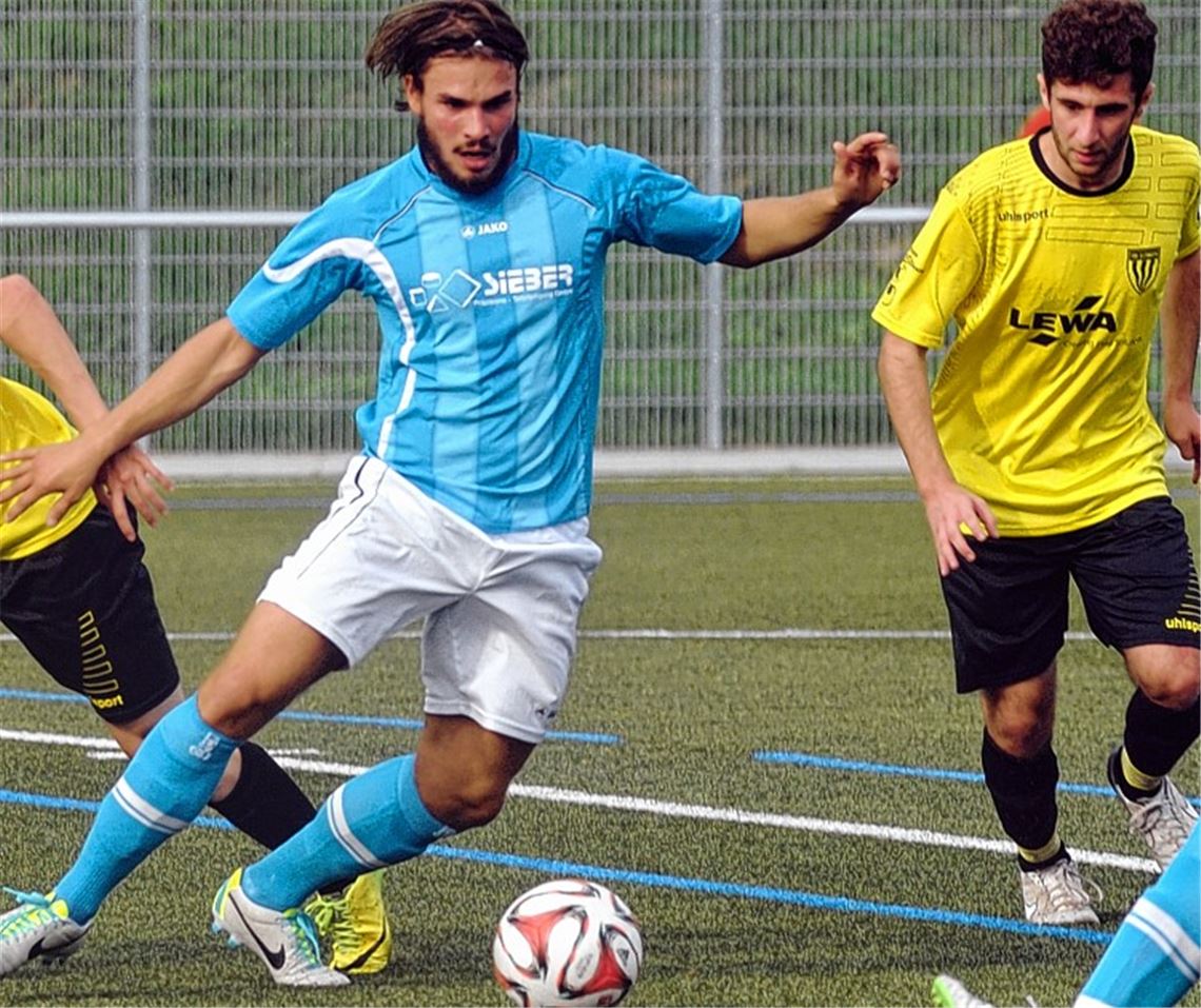 Timo Hagenbuch (li.) trifft für Lomersheim beim ersten Saisonsieg doppelt