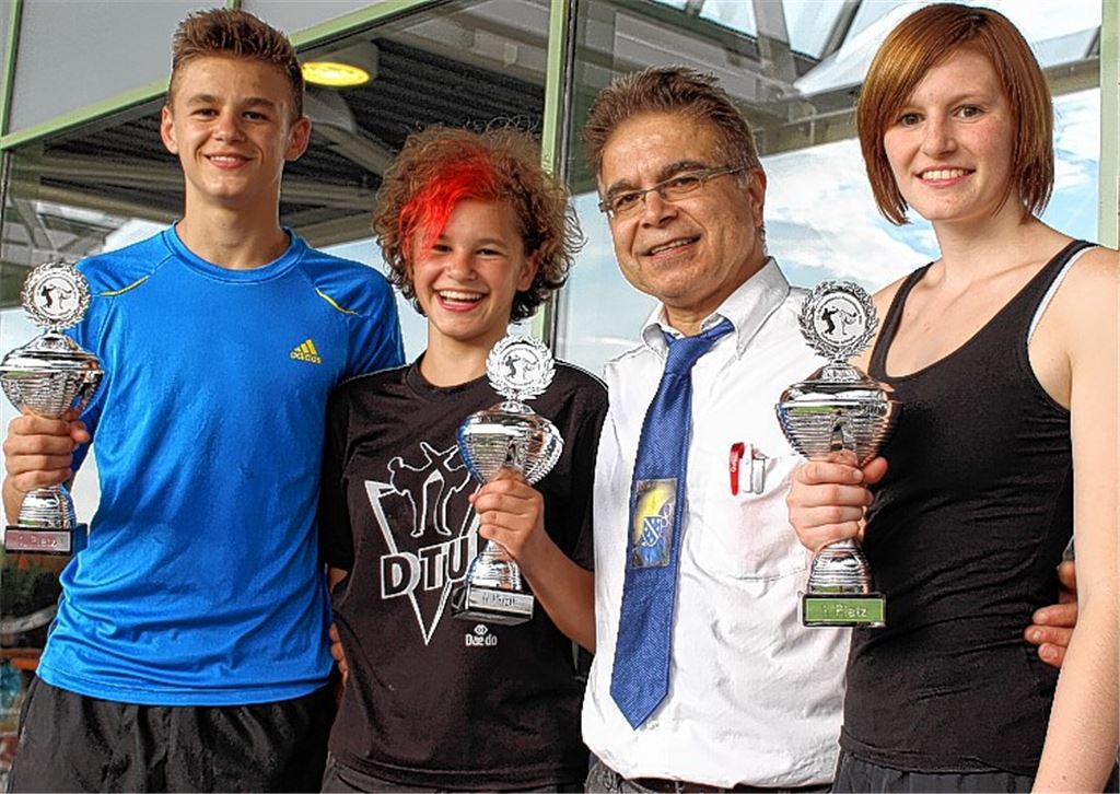 Timo, Riccarda und Tamara Nothaft (v.li., mit Kampfrichter und Trainer Ibrahim Sönmezates) freuen sich über ihre Turniersiege. Foto: privat