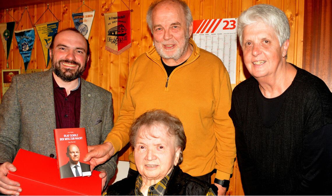 Timo Steinilper (li.), Eva Armbruster (re.) und Katharina Steffan würdigen die Verdienste von Klaus Kluge. Foto: Stahlfeld